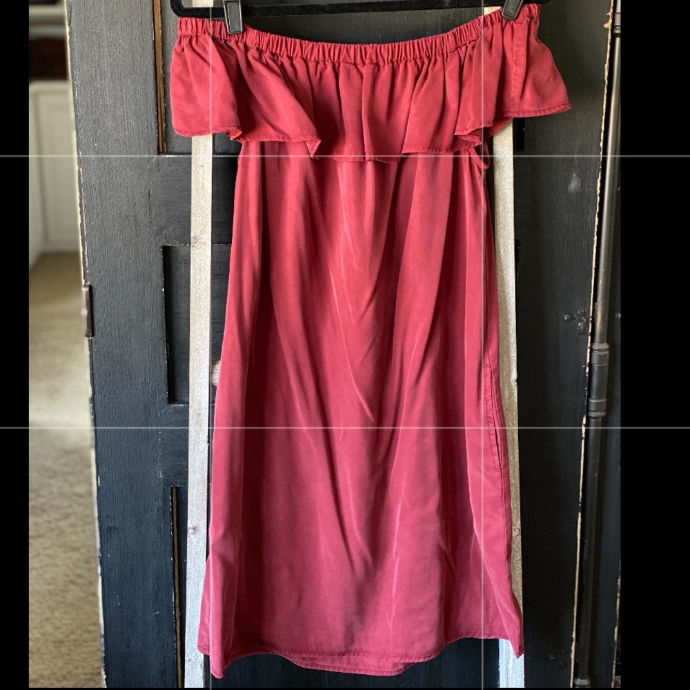 Burgundy strapless with pockets!